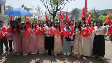 RAW_Hanoian+Residents+Welcomes+President+Xi+2