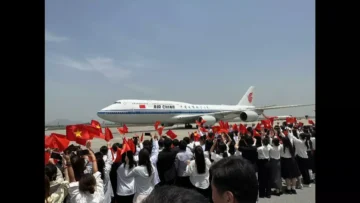 RAW_Photos+of+Hanoian+Residents+Welcomes+President+Xi+in+the+airport